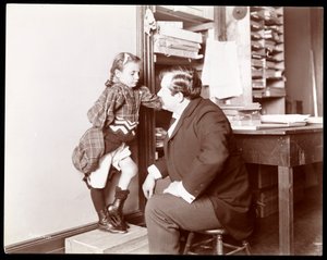 Professeur Atkinson, un rebouteux anglais, avec une jeune patiente, 1898